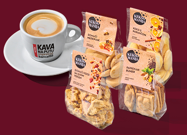 Na slici su šalica kave s natpisom "Kava na putu" i četiri pakiranja keksa Keksi Manufaktura u različitim okusima: domaći keksi s medenjakom, s narančom, sa suhim voćem i paprenjak s bundevom. kava Na putu i keksi Keksomanija