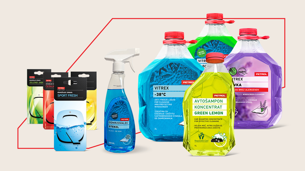 Na slici je izbor Petrol proizvoda za održavanje vozila: tekućina za pranje vjetrobranskog stakla, sredstvo protiv smrzavanja, koncentrat autošampona i osvježivači zraka.