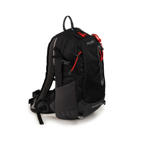 Crni sportski ruksak NES Active 20 L s crvenim detaljima i više pretinaca, prikazan na svijetloj pozadini.