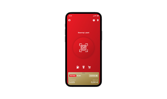Na slici je prikazan pametni telefon s otvorenom mobilnom aplikacijom Petrol GO. U središtu zaslona nalazi se QR kod za skeniranje i plaćanje, a pri dnu digitalna Petrol Klub kartica s prikazom bodova i stanja računa. Prikaz ilustrira korištenje mobilne aplikacije za plaćanje i upravljanje pogodnostima Petrol Kluba.