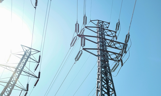 Na slici su dalekovodi i stubovi elektroenergetske mreže za prenos i snabdevanje električnom energijom.